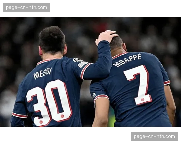 现场直击:法兰西大球场,巴黎球迷用巨型Tifo致敬即将离任的姆巴佩